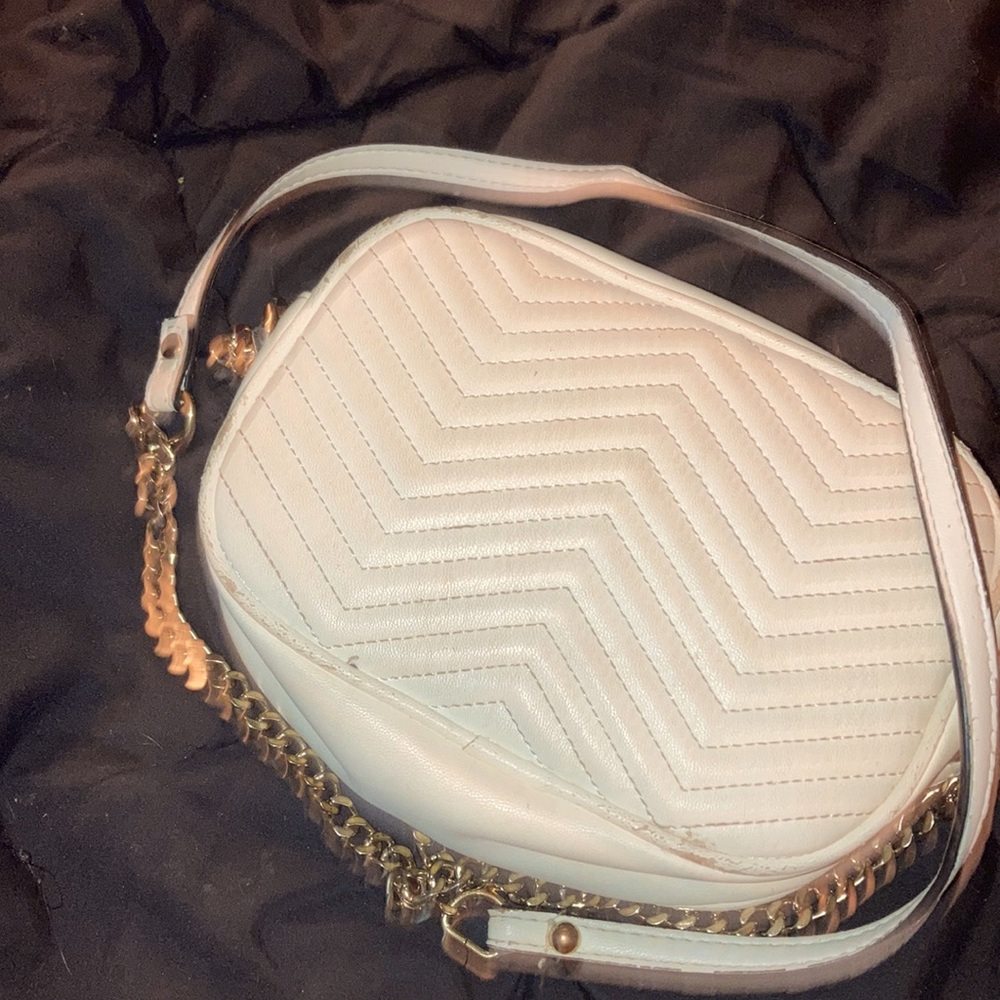 Used purse it’s a year old, nothing is wrong with it just need it gone